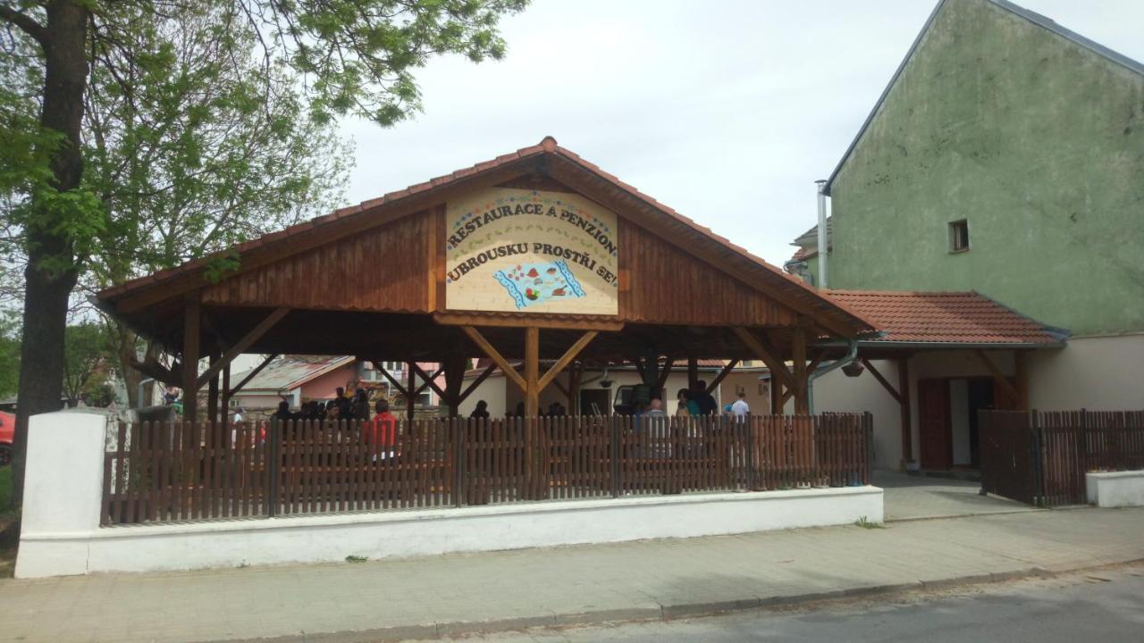 Restaurace A Penzion Ubrousku Prostri Se Нова-Быстршице Экстерьер фото