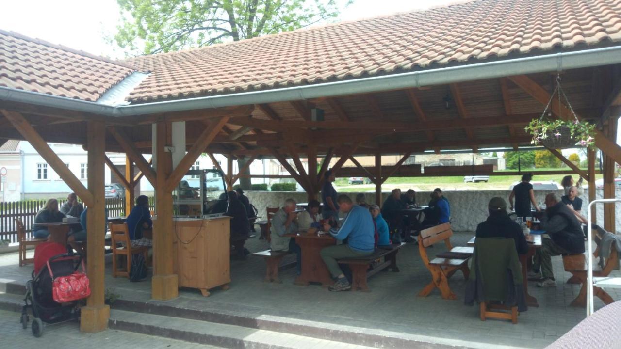 Restaurace A Penzion Ubrousku Prostri Se Нова-Быстршице Экстерьер фото